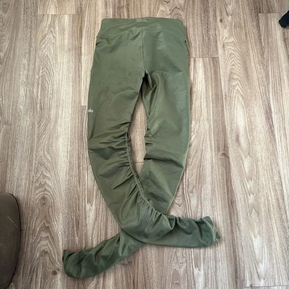 ALO YOGA IDOL LEGGING Color: Jungle Glossy: light green - Picture 8 of 13